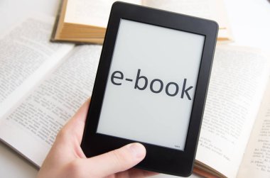 EBook Ebook metinle eski kitaplar önünde tutan