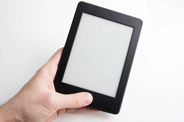 Mão Segurando Ebook Branco Com Tela Vazia — Fotografia de Stock