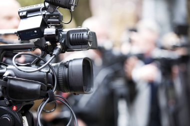 Profesyonel video kamera ile gazeteciler içinde belgili tanımlık geçmiş