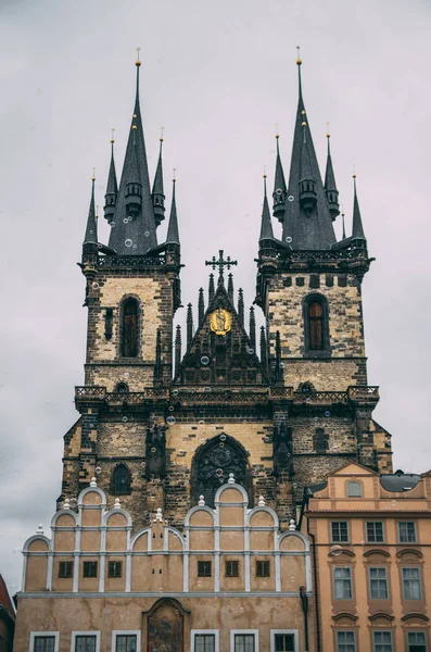 Prags slott torn regnig dag — Stockfoto