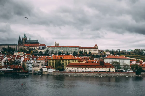 Prag oldtown på en lynnig dag — Stockfoto