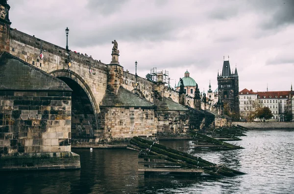 雨の日にプラハのカレル橋を王します。 — ストック写真