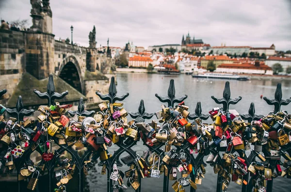 Kärlek och äktenskap hänglås på Prag bro — Stockfoto