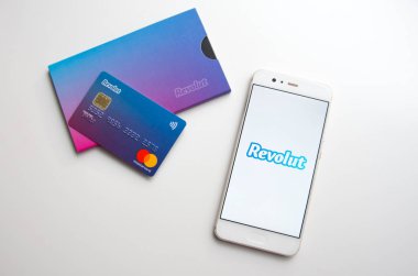 Uygulama ile Revolut mobil dijital banka kartları ve telefon