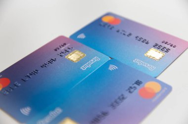 Birçok dijital banka Revolut kartları yan yana