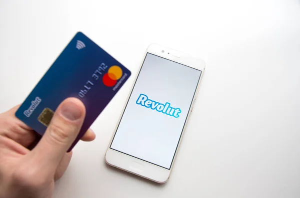 Holding revolut mobil bankkártyával bekapcsolt app telefonon — Stock Fotó