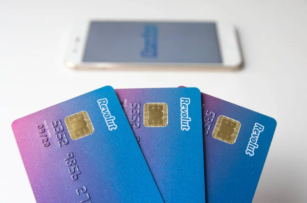 Sok revolut mobil digitális bankkártyák és a telefon App — Stock Fotó