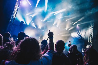 Konserde ellerini kaldırmış kalabalık