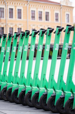 Kaunas, Kauno r / Litvanya 23 Ağustos 2020: Yeşil Bolt mobiletleri şehirde kiralanmayı bekliyor