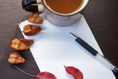 Kalem ve kağıt masaya yaprak.                 