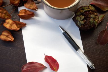 Kalem ve kağıt masaya yaprak.                 