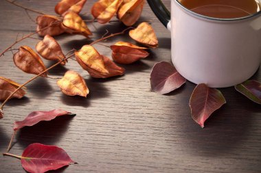 Masada sonbahar yaprakları.                   