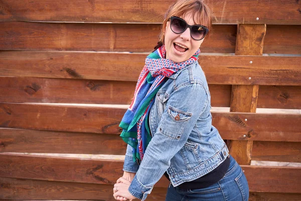 Una Hermosa Chica Para Fondo Una Pared Madera — Foto de Stock