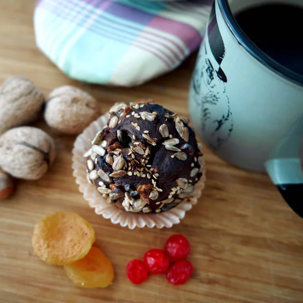 Sabroso Cupcake Encuentra Una Mesa Madera — Foto de Stock