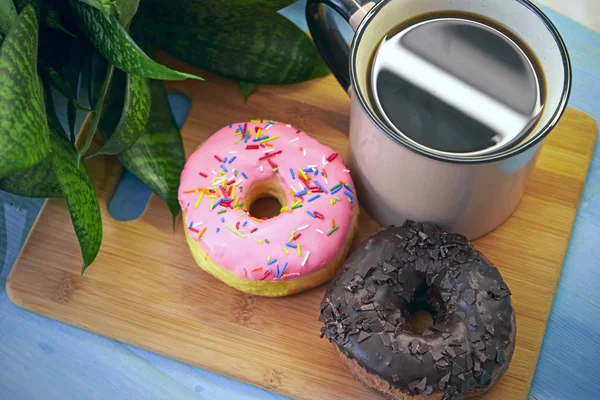 Heerlijke Donuts Met Een Kopje Koffie Liggen Tafel — Stockfoto