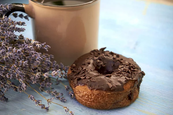Leckerer Donut Mit Einer Tasse Tee Auf Dem Tisch — Stockfoto