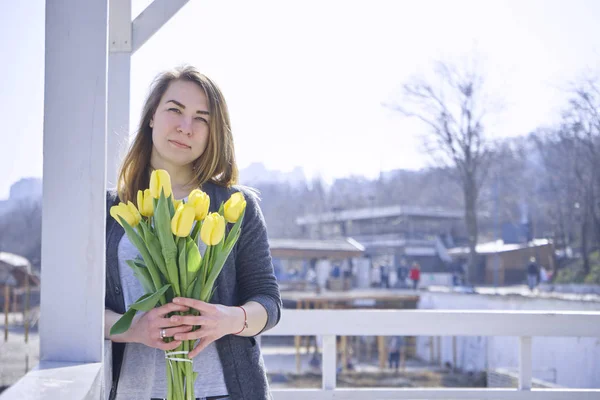 Una Chica Está Pie Con Flores Sobre Fondo Del Paseo — Foto de Stock