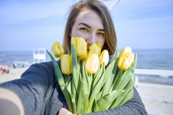 Femme Fait Selfie Avec Des Fleurs — Photo