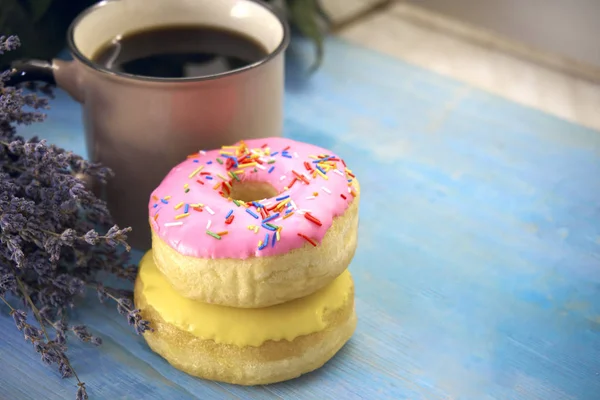 Deliciosos Donuts Com Uma Xícara Café Estão Sobre Mesa — Fotografia de Stock