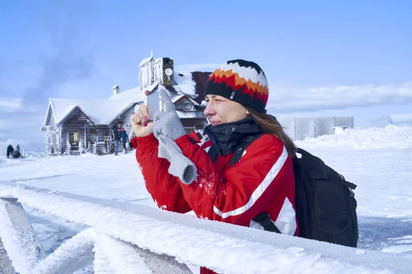 Kobieta Stoi Szczytach Górskich Robi Zdjęcia Telefonie — Zdjęcie stockowe