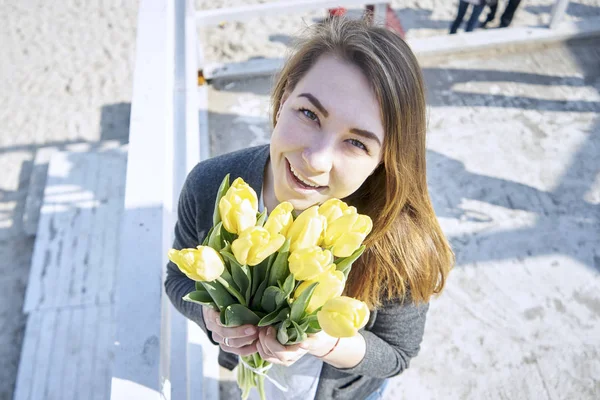 Çiçekler Sarı Laleler Kadınla — Stok fotoğraf