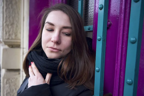 Une Belle Femme Tient Porte Étroite — Photo