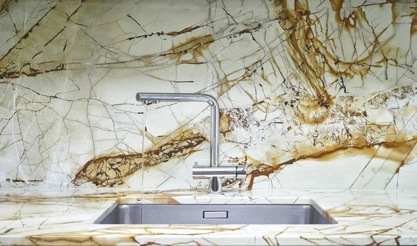 Mixer márvány falnak mosdóval — Stock Fotó
