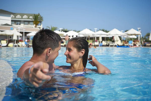 Couple in the pool, discuss something — Stock Photo, Image