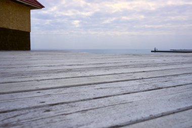 Tahta zemin tarafı. Güzel gökyüzü