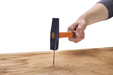 adam bir çivi bir çekiç ile çekiç.