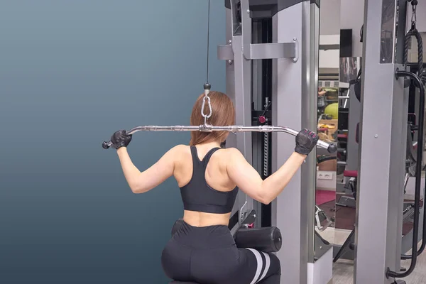 Mujer entrena en el gimnasio — Foto de Stock