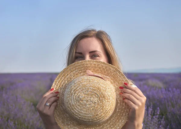Bir hasır şapka ile bakarak sevimli kadın — Stok fotoğraf