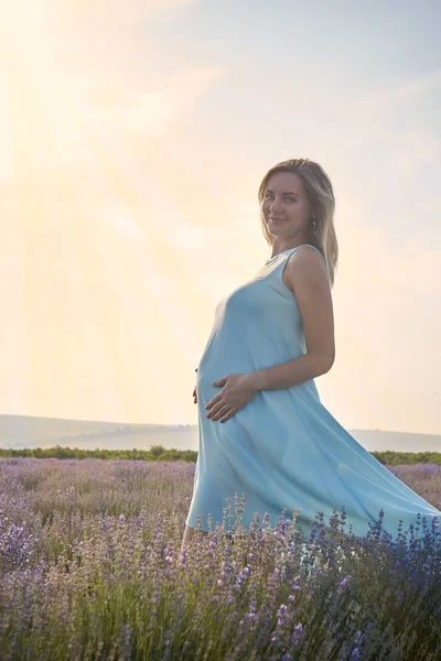 Sød kvinde stående i en lavendel felt - Stock-foto