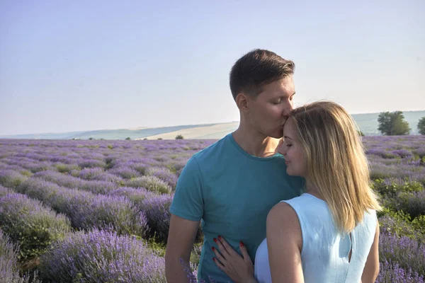 Hermosa pareja amorosa de pie en el fondo de una gran fi — Foto de Stock