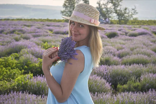 Niedliche Frau steht auf einem schönen Lavendelfeld — Stockfoto