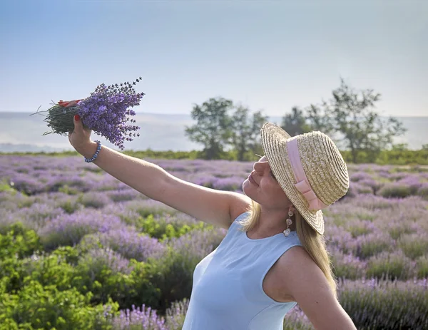 Güzel bir lavanta alanında ayakta sevimli kadın — Stok fotoğraf