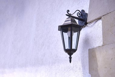 şaraphane duvarında asılı vintage güzel lamba