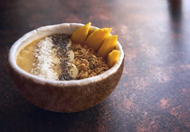 lezzetli ve şifa ile bir Hindistan cevizi şeklinde seramik plaka