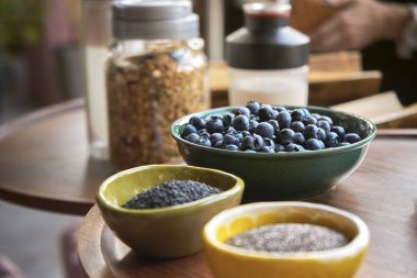 lezzetli yaban mersini ile güzel seramik plaka