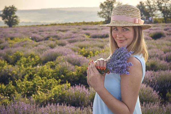 Güzel bir lavanta alanında ayakta sevimli kadın — Stok fotoğraf