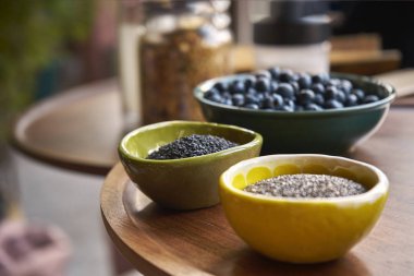 lezzetli yaban mersini ile güzel seramik plaka