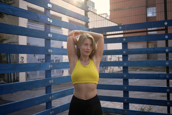 Mujer atlética haciendo ejercicio en el patio. cuerpo positivo —  Fotos de Stock