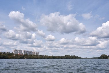 Güzel manzara. Mavi gökyüzünde ki bulutlar ve mavi bir göl.