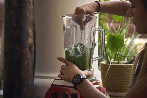 Kadın bir blender lezzetli bir smoothie yapar