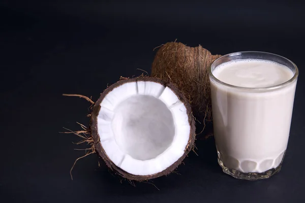 Mleko kokosowe i kokosowe na ciemnym tle — Zdjęcie stockowe