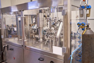 Şaraphanenin içinde üretim robotu var. Kapalı