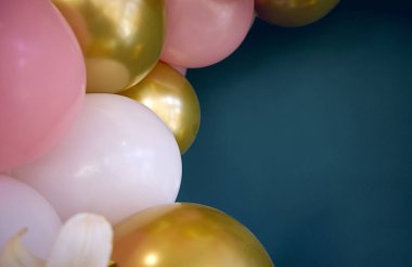 Balonların arka planı. Güzel tatil süsü.
