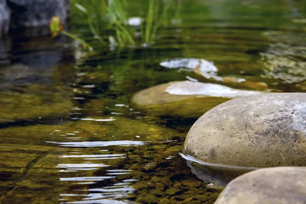 Прекрасная природа. Фон озера с камнями . — стоковое фото
