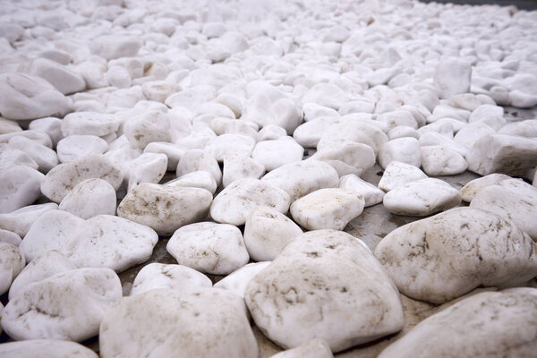 Красивая мраморная набережная минералов. Белый, яркий и красивый
