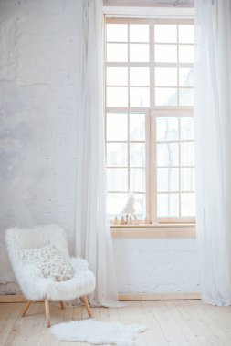 pencere yakın beyaz modern koltuk
